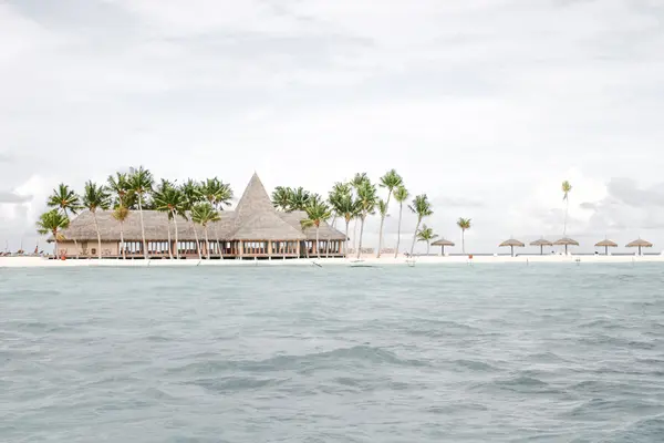 Ilha Resort com praia de areia branca — Fotografia de Stock