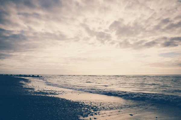 Закат на черном пляже Хокитика с эффектом винтажного цвета — стоковое фото