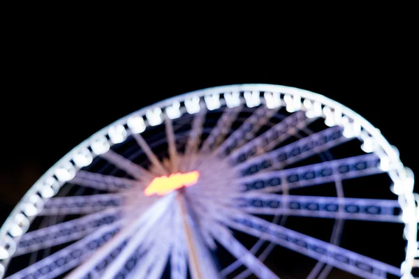 Verschwommener defokussierter abstrakter Hintergrund eines Riesenrads in der Nähe — Stockfoto