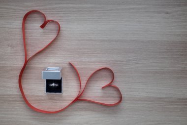 Alyans ve metin için boş alan ile ahşap yüzeyde iki kırmızı kalp şerit