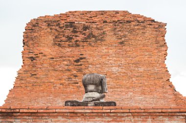 Bir buçuk izole arka plan ile antik Buda heykelinin