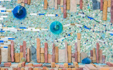 Çakıl taşları arka plan ile renkli seramik kalıp dekorasyon