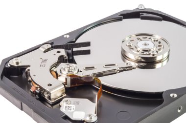 Beyaz arka plan üzerinde sabit disk içinde yakın çekim