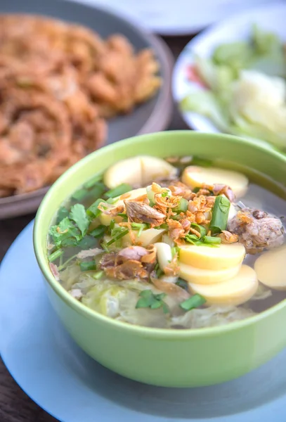 comida tailandesa, tofu famosa sopa con verduras y