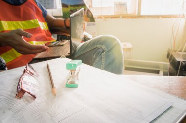 office projesinde mühendis ve Danışma