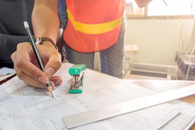 Bir kalem tutan mühendisi fiber optik çekirdek atama için diyagramı denetle