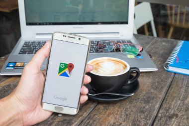 Chiang Mai, Tayland - Mart 9,2016: bir samsung galaxy s6 kenar tutan adam