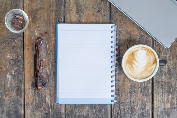 Открыть ноутбук с чашкой кофе, ноутбуком
