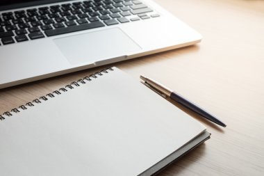 Ofis Masaları laptop, defter ve kalem üzerinde ahşap ile kapatmak
