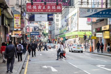 Hong Kong - 28 Şubat 2016: Tsim Sha Tsui sokak.