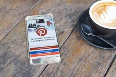 Chiang Mai, Tayland - Mar 6, 2016: Samsung galaxy S6 kenar withpinterest uygulama