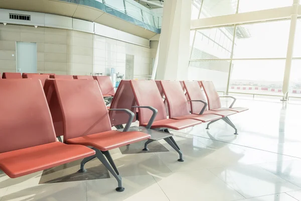 Bankje in de terminal van de luchthaven. lege luchthaventerminal — Stockfoto