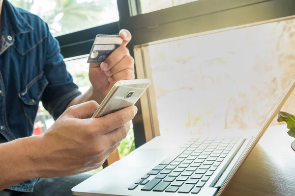 Pago en línea, manos del hombre sosteniendo el teléfono inteligente para las compras en línea — Foto de Stock