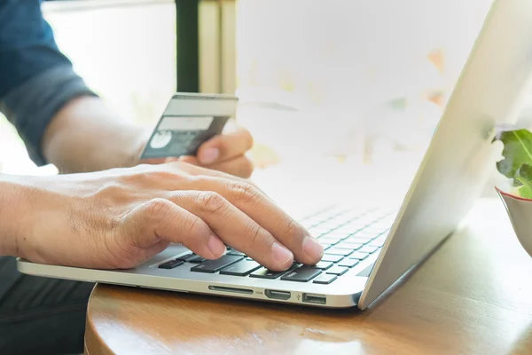 Online ödeme, online alışveriş için akıllı telefon tutarak adamın elleri — Stok fotoğraf