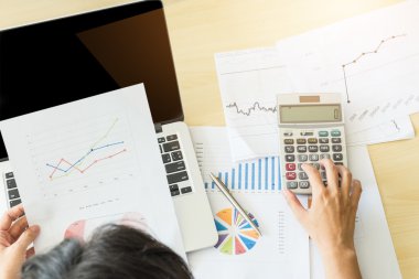 Ofiste çalışan iş kadın. analiz belge ve birimi