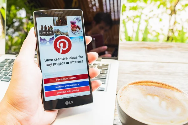 Chiang Mai, Tayland - 28 Nisan 2016: Lg G4 tutan adam el