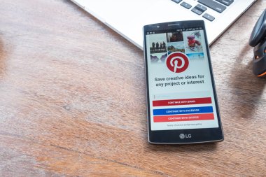 Chiang Mai,Tayland - 2 Mayıs 2016 : Ekranda sosyal internet hizmeti Pinterest ile Lg G4. Pinterest, insanların ilginç şeyleri sabitlemelerine olanak tanıyan çevrimiçi bir pinboard.
