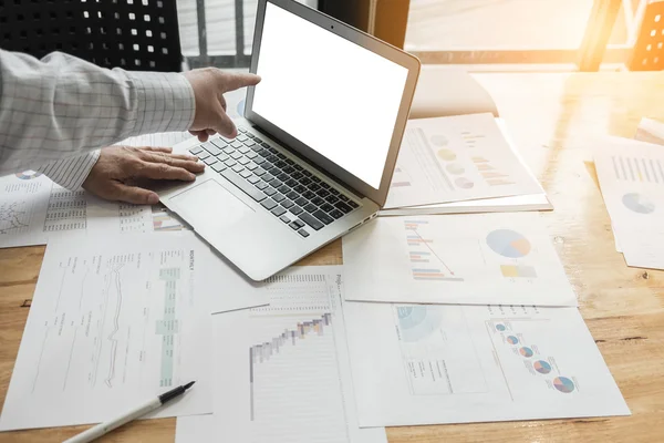 İş adamı ve bunu tartışırken laptop işaret ortağı