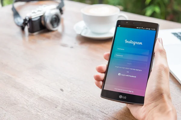 Чіангмай, Таїланд-2 травня 2016: людина тримає знімок екрану програми Instagram за допомогою LG G4. Instagram є найбільшим і найбільш популярним фотографії соціальних мереж. — стокове фото