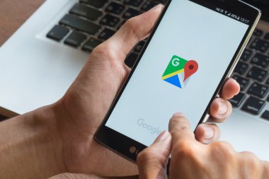 Chiang Mai, Tayland - 20 Mayıs 2016: Lg G4'i Google Haritalar uygulaması yla tutan adam, Google Haritalar dünyanın dört bir yanındaki coğrafi bölgeler ve siteler hakkında bilgi veren bir hizmettir.