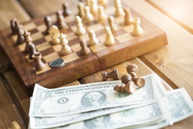 Bize dolar ve satranç eski ahşap satranç tahtası üzerinde rakamlar