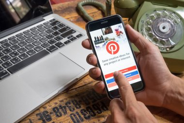 Chiang Mai,Tayland - Haziran 3,2016 : Adam bir iphone 6 Plus w tutan