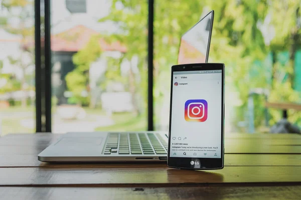 CHIANG MAI, THAILANDIA - 11 MAGGIO 2016: Mano uomo LG G4 con schermata della nuova applicazione Instagram e nuovo logo utilizzando LG G4. Instagram è più grande e più popolare fotografia social networking . — Foto Stock