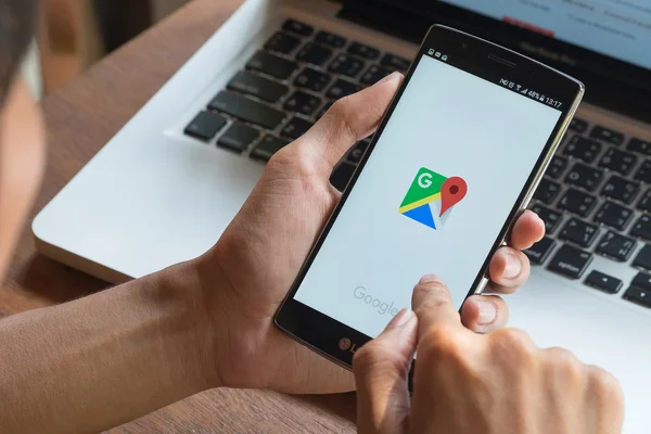 Chiang Mai, Tayland - 20 Mayıs 2016: Lg G4'i Google Haritalar uygulaması yla tutan adam, Google Haritalar dünyanın dört bir yanındaki coğrafi bölgeler ve siteler hakkında bilgi veren bir hizmettir.
