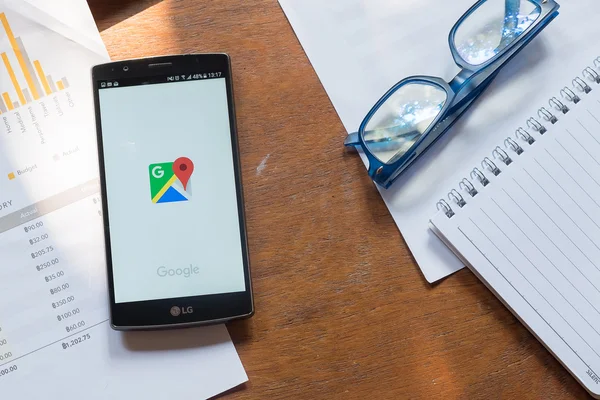 Chiang Mai, Tayland - 20 Mayıs 2016: Google Maps uygulaması ile akıllı telefon Lg G4. Google Haritalar, dünyanın dört bir yanındaki coğrafi bölgeler ve siteler hakkında bilgi sağlayan bir hizmettir.