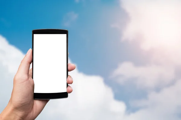Bulanık gökyüzü arka plan ile akıllı telefon kullanarak adamın elleri — Stok fotoğraf