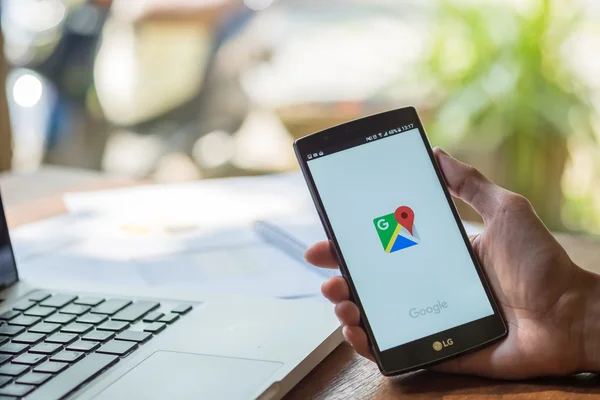 CHIANG MAI, THAILAND - MAY 20, 2016: Man hand holding LG G4 with Google Maps application o. Google Maps er en tjeneste som gir informasjon om geografiske regioner og steder rundt om i verden . – stockfoto