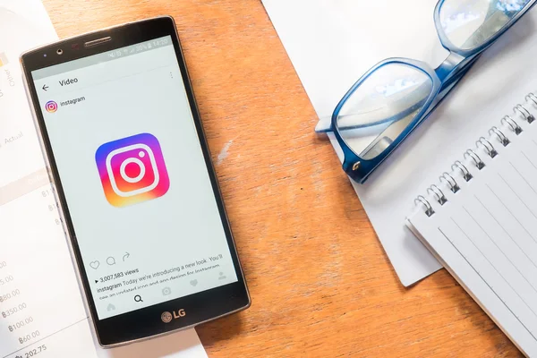 Chiang mai, thailand - 11. Mai 2016: lg g4 mit Screenshot einer neuen instagram-Anwendung und neuem Logo unter Verwendung von lg g4. Instagram ist das größte und beliebteste soziale Netzwerk für Fotos. — Stockfoto