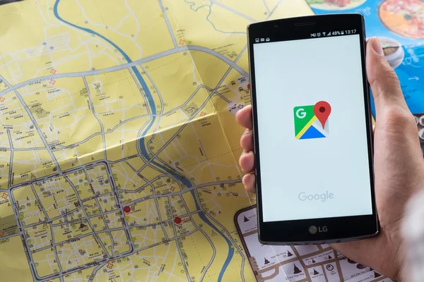 CHIANG MAI, TAILANDIA - 21 DE MAYO DE 2016: El hombre de la mano LG G4 con Google Maps aplicación o. Google Maps es un servicio que proporciona información sobre regiones geográficas y sitios de todo el mundo . — Foto de Stock