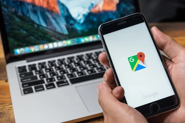 Chiang Mai, Thailand-jun 3, 2016: man hand houden iPhone 6s met Google Maps applicatie o. Google Maps is een dienst die informatie verschaft over geografische regio's en sites over de hele wereld. — Stockfoto