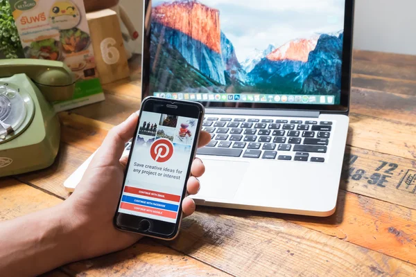 Chiang Mai,Tayland - Haziran 3,2016 : Ekranda sosyal internet hizmeti Pinterest ile iphone 6 Plus tutan adam. iphone 6 Plus Apple inc tarafından oluşturuldu ve geliştirildi.
