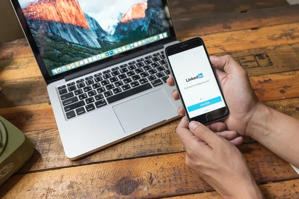 Chiang Mai, Thailand, juni 3 2016: iPhone 6s med sociala nätverk service LinkedIn på skärmen. iPhone 6s skapades och utvecklades av Apple Inc.. — Stockfoto