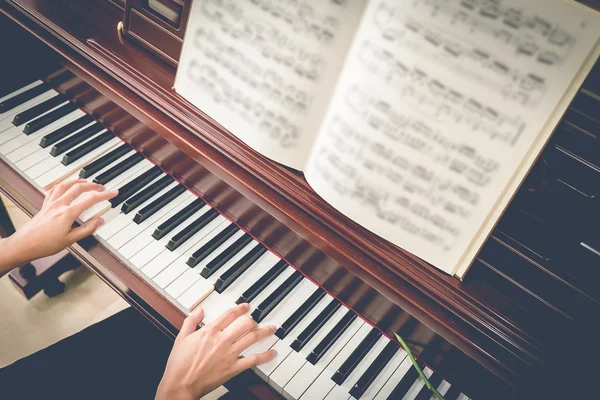 Músico tocando piano com filtro vintage — Fotografia de Stock