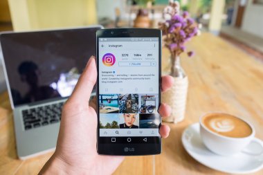 Chiang Mai, Tayland - Haziran 19, 2016: Instagram uygulaması ile lg g4 tutan bir adam el. Instagram en büyük ve en popüler fotoğraf sosyal ağ.
