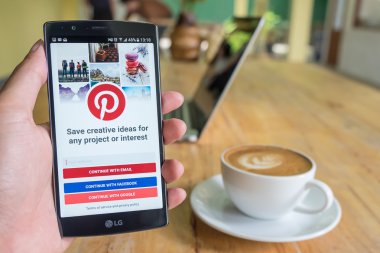 Chiang Mai, Tayland - Haziran 2016 19: Bir adam ekranda Pinterest uygulaması ile Lg G4 tutar. Pinterest, insanların ilginç şeyleri sabitlemelerine olanak tanıyan çevrimiçi bir pinboard.