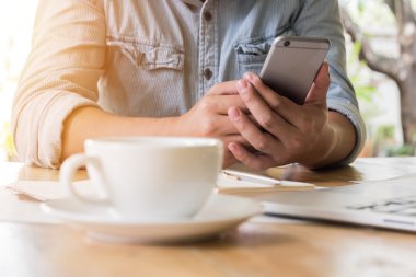 akıllı telefon kullanan iş adamı.