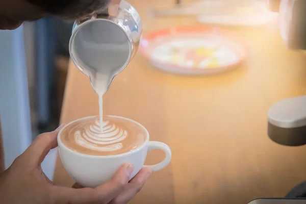 Tazza di caffè latte art filtro vintage — Foto Stock