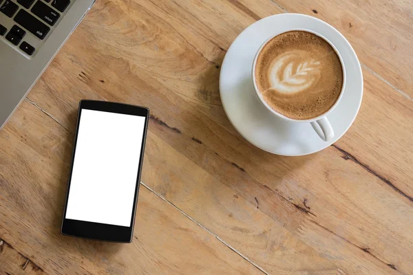 Teléfono inteligente con pantalla en blanco y portátil en la mesa weenden — Foto de Stock