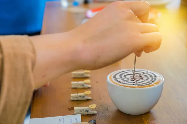 Barista faire du café avec latte art — Photo