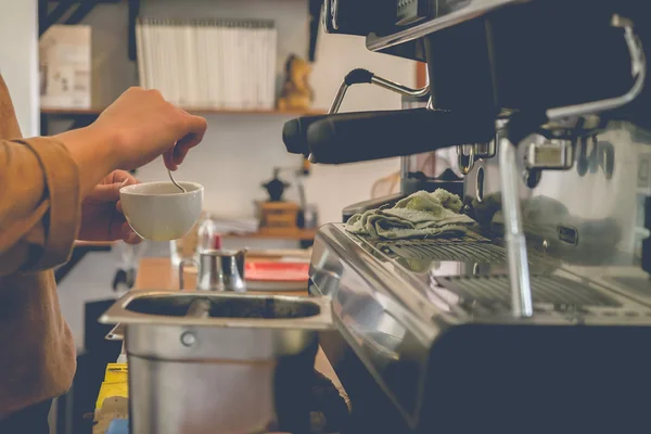 Barista Cafe Making Coffee Preparation Service Concept com efeito de filtro vintage — Fotografia de Stock