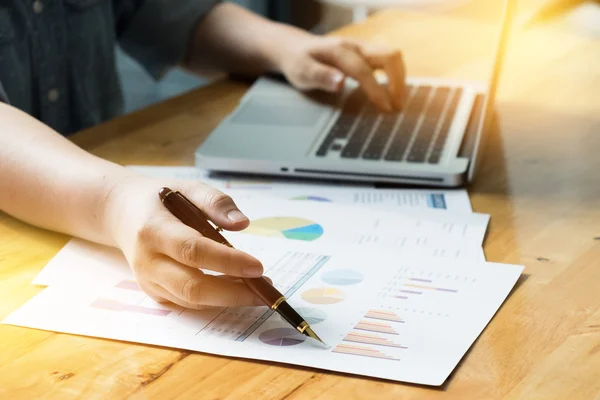 Business woman working at the office. analysis document and using laptop — Stock Photo, Image