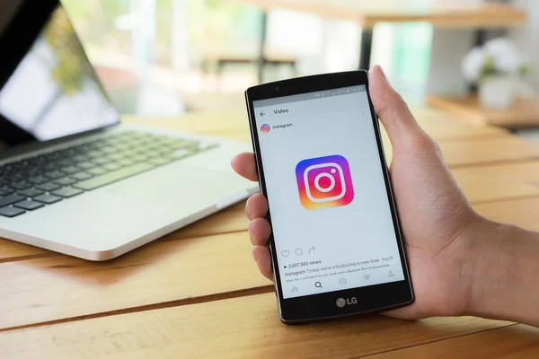 Chiang Mai, Tayland - 11 Mayıs 2016: Lg G4 yeni Instagram uygulama ve Lg G4 kullanarak yeni logo ekran görüntüsünü ile tutan adam el. Instagram en büyük ve en popüler fotoğraf sosyal ağ olduğunu.