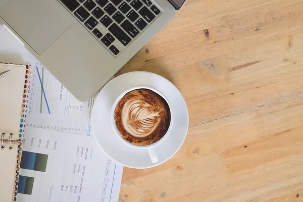 Mesa de escritório com bloco de notas, telefone inteligente, caneta e xícara de café — Fotografia de Stock