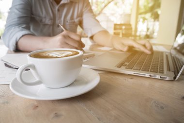 dizüstü bilgisayar kullanan tutan genç işadamı.