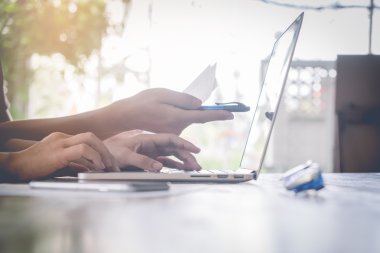 Veri dizüstü bilgisayar ile tartışırken iş adamları