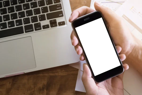 Mann hält das Telefon mit weißem Bildschirm in der Hand. — Stockfoto